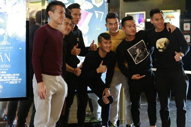 Công Vinh đưa đồng đội đi xem phim của vợ