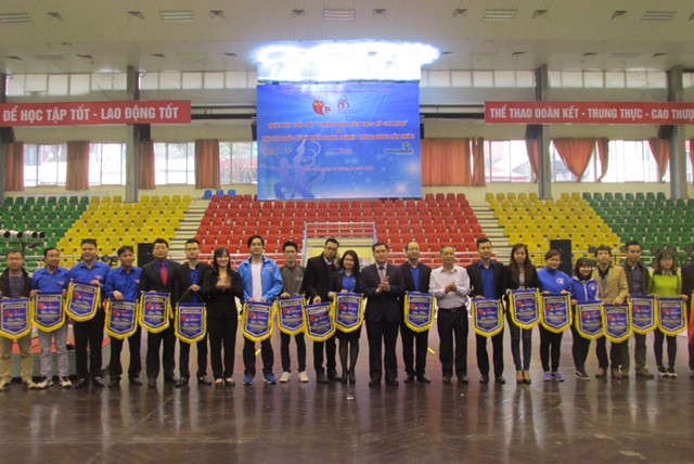 Để nghi nhận và động viên các đơn vị tích cực tham gia Ngày hội của tuổi trẻ khối Doanh nghiệp TƯ, BTC đã tặng cờ lưu niệm cho các đơn vị.