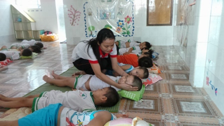 Hè đến, các phụ huynh gặp khó khi không có nơi trông giữ các bé.