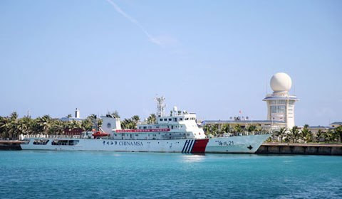 Tàu Hải Tuần 21 của Trung Quốc tại đảo Phú Lâm. Trung Quốc bắt đầu thành lập "thành phố Tam Sa" trên đảo Phú Lâm thuộc quần đảo Hoàng Sa của Việt Nam, từ tháng 7/2012, vi phạm nghiêm trọng chủ quyền của Việt Nam. Ảnh: People's Daily