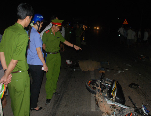 Hai xe máy vỡ nát văng nhiều mảnh trên quốc lộ 1A . Ảnh: T.Sự. 
