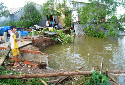 Nhà ầm ầm rung chuyển, chui tọt xuống sông