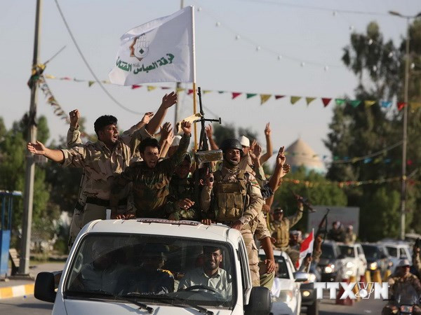 Các thành viên lữ đoàn Al-Abbas tình nguyện gia nhập lực lượng chống các tay súng Hồi giáo nổi dậy, tại thành phố Shrine ngày 26/6. (Ảnh: AFP/TTXVN) 