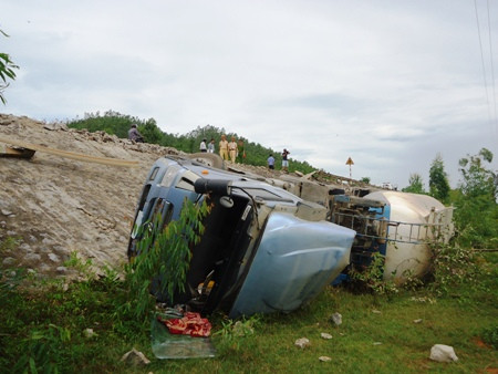 Cán nát 70 mét lan can, xe container ầm ầm lao xuống vực