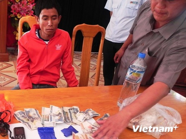 Đối tượng Sỏn, mặc áo màu đỏ. (Ảnh: Trang Trang/Vietnam+)