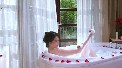 Ngọc Trinh trong clip quảng cáo sữa tắm.