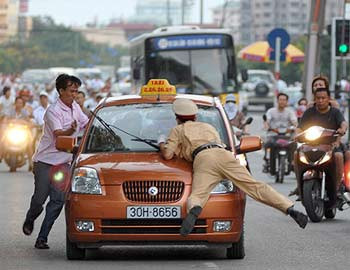 Lái xe taxi lao thẳng vào cán bộ công an (Ảnh minh họa)