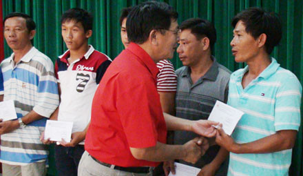 Ông Phan Như Nghĩa trao số tiền ủng hộ cho các ngư dân.