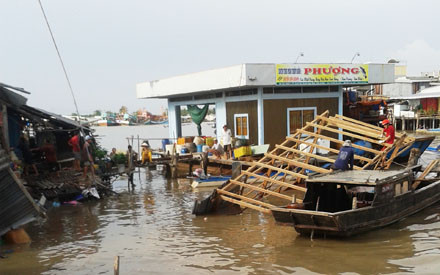 Dãy nhà ven sông vẫn còn nguy cơ sụt lở đất