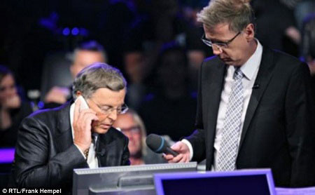 Ông Wolfgang Bosbach đang gọi điện thoại cho bà Thủ tướng Đức Angela Merkel.