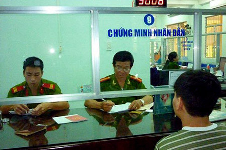 Làm thủ tục cấp giấy chứng minh nhân dân. Ảnh: Đại đoàn kết