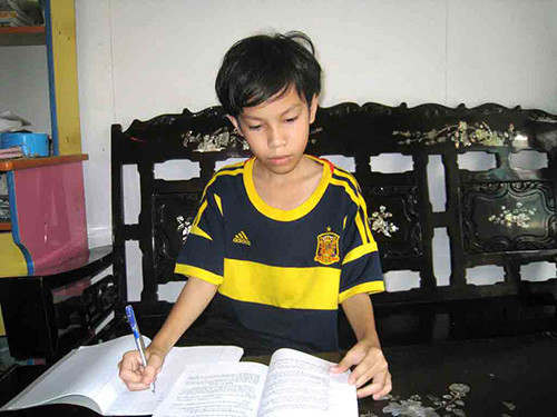 Thần đồng Lâm Chí Hiếu tính tình trầm lặng, giao tiếp chậm chạp, rụt rè. 