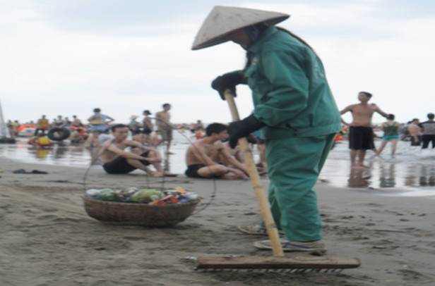  Mỗi ngày, 5 giờ sáng và 4 giờ chiều công việc dọn vệ sinh tại các bãi tắm đã phải hoàn tất cho khách du lịch tắm và vui chơi. Ảnh Phạm Nhài.