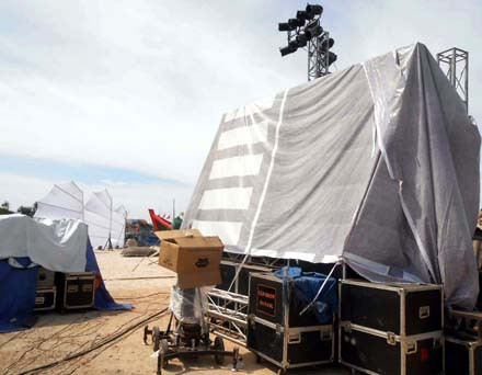 Một góc sân khấu ngoài trời cùng màn hình LED 300 in của chương trình.