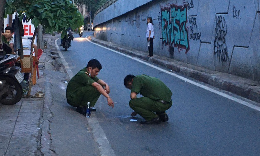 Công an khám nghiệm hiện trường khu vực xảy ra vụ việc. Ảnh: VNN