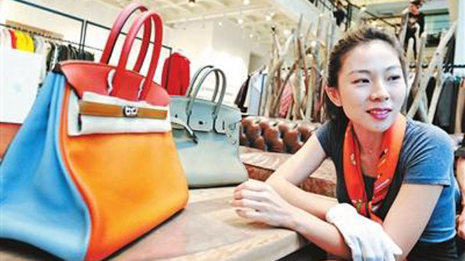 Một giáo viên đang hướng dẫn các học viên tại lớp học về cách nhận biết hàng thật, giả ở Bắc Kinh, Trung Quốc. Ảnh: Beijing Youth Daily.