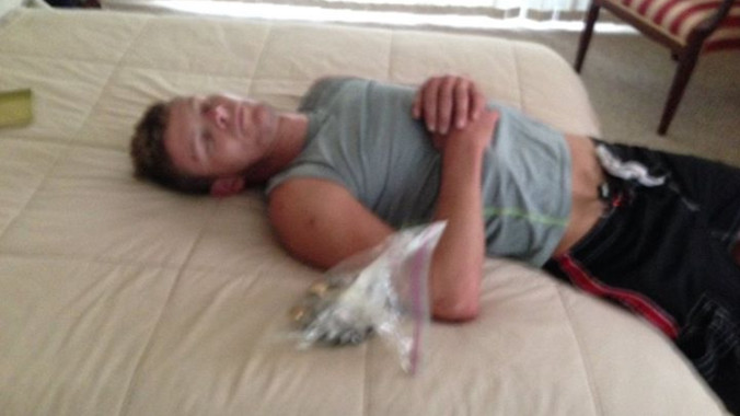 Dion Davis ngủ ngọn lành trên giường. Nguồn: Sarasota County Sheriff’s Office