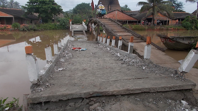 Chiếc cầu sập chắn ngang sông. Ảnh: Trung Tính