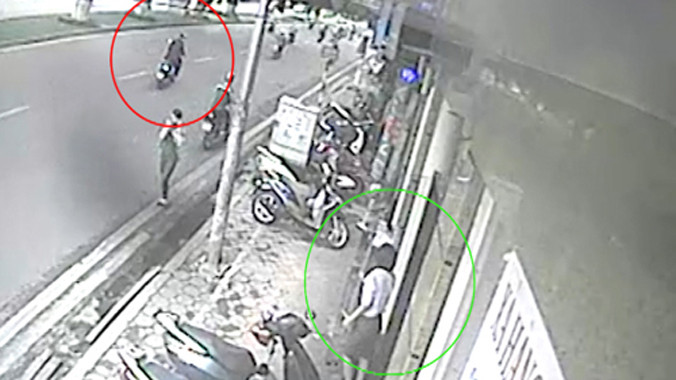 Cô gái sững sờ nhìn tên trộm lấy xe Lead phóng đi