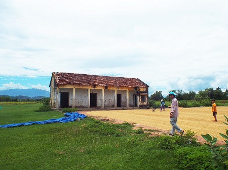 Căn nhà kho phơi lúa - nơi 12 người dân Tân Hiệp bị sét đánh. 