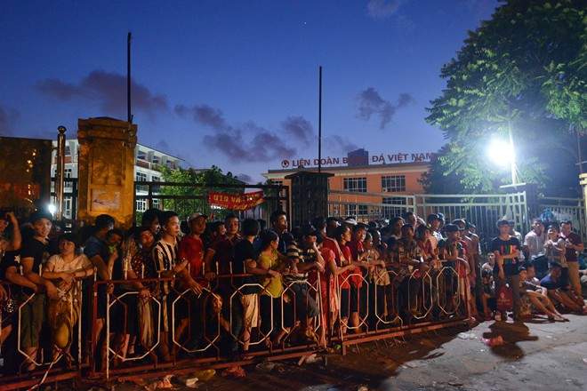 Trắng đêm chờ mua vé chung kết U19 Việt Nam - Nhật Bản