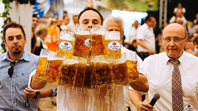 Bê 27 cốc bia cùng lúc, lập kỷ lục thế giới