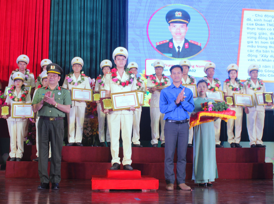 Thanh niên công an tiêu biểu nhận giấy khen