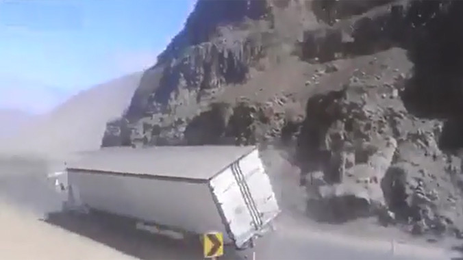 Xe đầu kéo lật ngang vì vào cua tốc độ cao