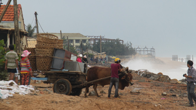 Toàn cảnh hoang tàn sau đợt triều cường. Ảnh: Văn Tài 