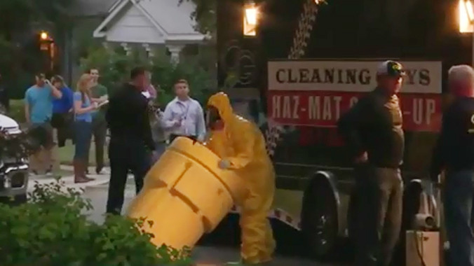 Khử trùng nhà cô gái gốc Việt nhiễm Ebola