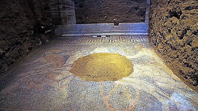 Bức tranh khảm khổng lồ trong lăng mộ bí ẩn. Ảnh: AFP/Getty Images.