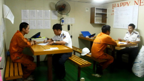 Cảnh sát biển vùng 3 lấy lời khai của các thủy thủ tàu Sunrise 689. Ảnh: Hoàng Trường