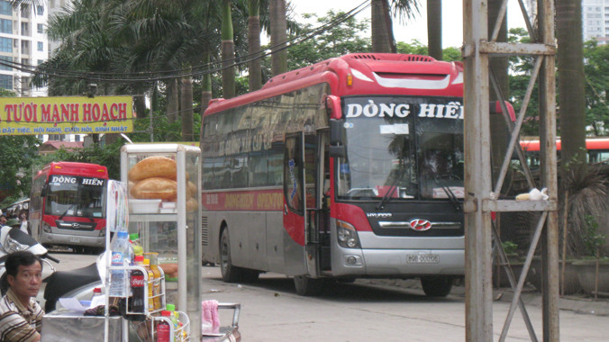  Xe du lịch Dòng Hiền hoạt động như xe khách cạnh Bến xe Mỹ Đình dưới danh nghĩa đưa cựu chiến binh về thăm chiến trường xưa 