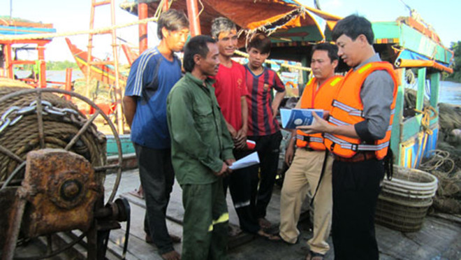 Lực lượng chức năng lập biên bản tàu cá vi phạm. Ảnh: Công an Thanh Hóa