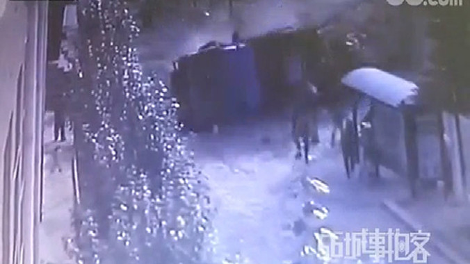 Xe tải lật kinh hoàng khi vào cua, 8 người chết