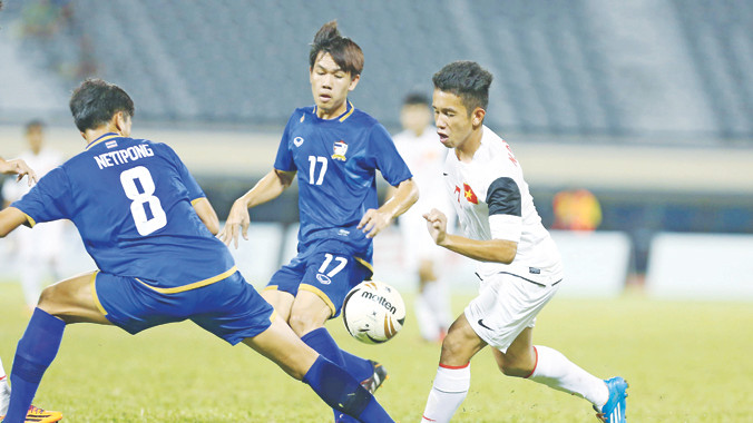 U19 Việt Nam (áo trắng) vượt qua U19 Thái Lan để tiến vào trận chung kết. ảnh: VSI 