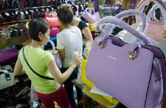 Rất nhiều sản phẩm ở chợ Đồng Xuân không rõ nguồn gốc. Ảnh: Vnexpress