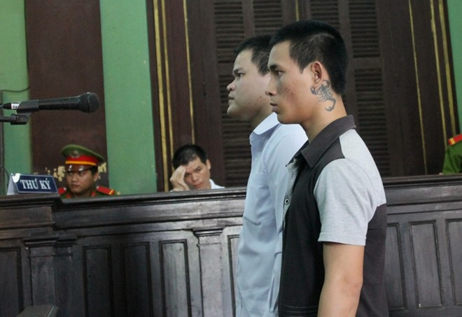 Hai "yêu râu xanh" trước vành móng ngựa.