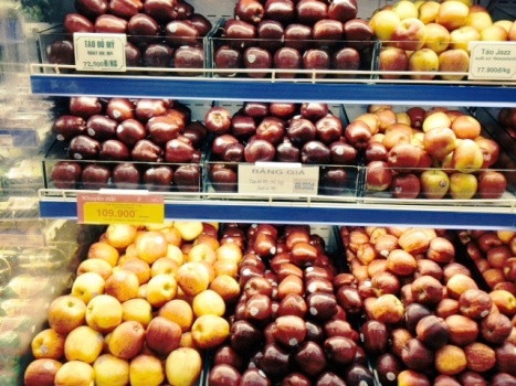 Táo New Zealand có màu đậm và nặng hơn so với táo Trung Quốc. Ảnh: Hồng Châu.