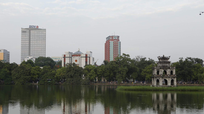 Nhiều ý kiến cho rằng chiều cao hai tòa nhà ngân hàng không ăn nhập với không gian hồ Hoàn Kiếm và phụ cận. ảnh: Như Ý 