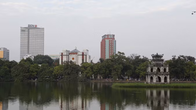 Nhiều ý kiến cho rằng chiều cao hai tòa nhà ngân hàng không ăn nhập với không gian hồ Hoàn Kiếm và phụ cận. ảnh: Như Ý 