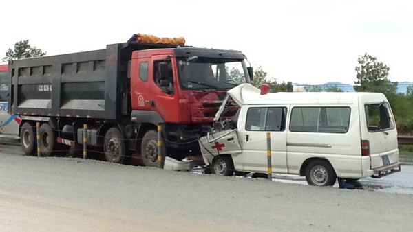 Hiện trường vụ tai nạn. (Ảnh: Hồ Cầu/TTXVN) 