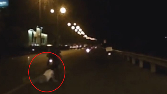 Ngã đập mặt xuống đường vì xe máy nổ lốp