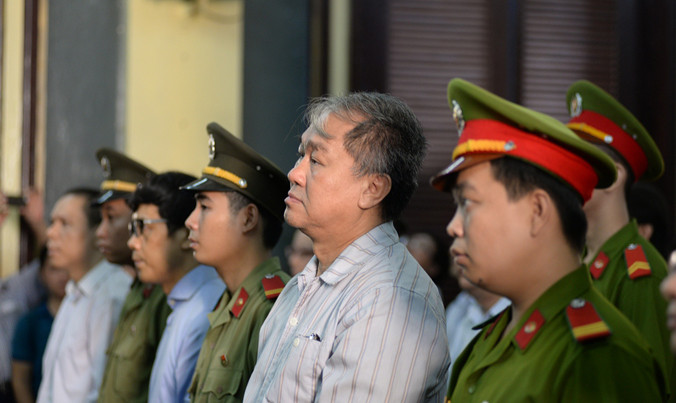 Các bị cáo trước tòa hôm nay, 8/8. Ảnh: Tân Châu.