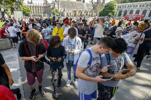 Người chơi Pokemon Go ở London. Ảnh: Zuma Press.