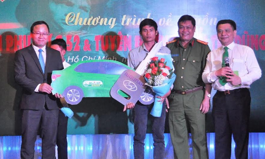 Ông Khuất Việt Hùng, Phó Chủ tịch chuyên trách UBATGT Quốc gia cùng ông Hồ Huy, Chủ tịch Tập đoàn Mai Linh trao tặng chiếc xe taxi Huyndai i10 Sedan giá trị tương đương 450 triệu đồng cho tài xế Bắc. Ảnh Việt Văn