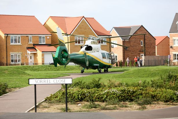 Máy bay cứu thương có mặt tại hiện trường để cấp cứu nạn nhân.