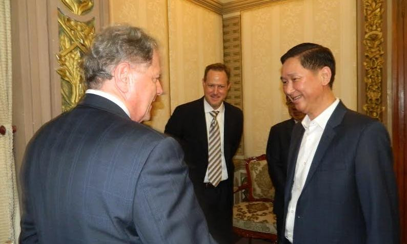 Phó Chủ tịch UBND TPHCM Trần Vĩnh Tuyến trao đổi với lãnh đạo Vigilant Solutions sau buổi làm việc