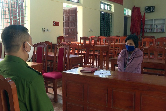 Công an làm thủ tục xác minh nhân thân với chị C. Ảnh: D.T/Zing