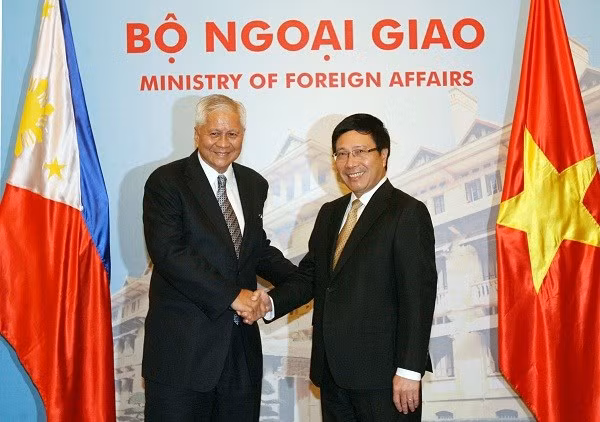 Bộ trưởng Ngoại giao Phạm Bình Minh đón Bộ trưởng Philippines Albert del Rosario.